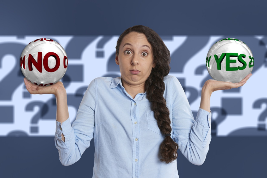 Une femme avec une expression interrogative tenant dans ses mains deux boules marquées «yes» et «no», debout sur un fond bleu à motifs.
